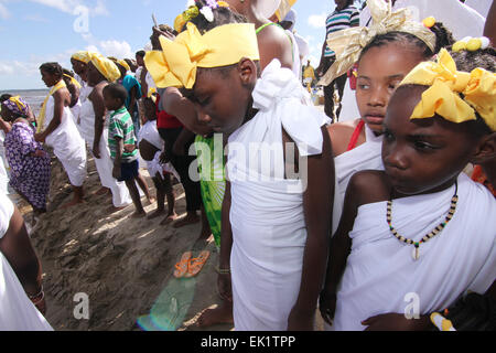 Les jeunes fidèles de l'Ile Ijosin Meji-Awon Otura Osun Shrine regarder les anciens rituels conduite pendant le Festival d'Oshun à Trinité. Banque D'Images