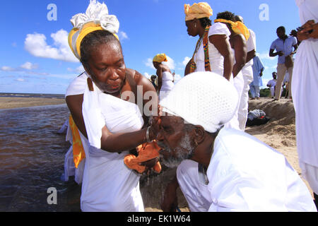 Les amateurs de l'Ile Ijosin Meji-Awon Otura Osun Shrine nettoyer où une rivière rencontre l'océan pendant un festival d'Oshun. Banque D'Images