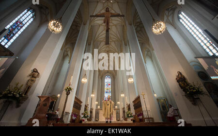 Munich, Allemagne. 5ème apr 2015. Passage de l'évêque de Munich et Freising, le Cardinal Reinhard Marx (C), célèbre la Messe Pontificale à l'occasion de la résurrection de Jésus à l'Liebfrauendom à Munich, Allemagne, 5 avril 2015. Photo : Peter Kneffel/dpa/Alamy Live News Banque D'Images