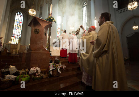 Munich, Allemagne. 5ème apr 2015. Passage de l'évêque de Munich et Freising, le Cardinal Reinhard Marx (2R), célèbre la Messe Pontificale à l'occasion de la résurrection de Jésus à l'Liebfrauendom à Munich, Allemagne, 5 avril 2015. Photo : Peter Kneffel/dpa/Alamy Live News Banque D'Images