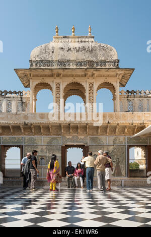 Visiteurs à cour, City Palace, Udaipur, Rajasthan, Inde Banque D'Images