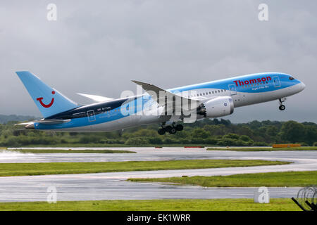 Thomson Airways Boeing 787-8 tourne à l'écart de la piste 23R à l'aéroport de Manchester. Banque D'Images