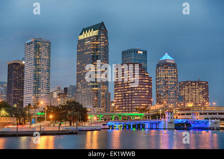 L'horizon du centre-ville de Tampa au coucher du soleil Banque D'Images