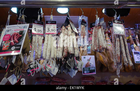 Bloquer la vente de la viande froide (embutido) en la Boqueria, Barcelone, Catalogne, Espagne Banque D'Images