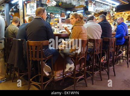 Des gens assis au bar restaurant à l'intérieur de la boqueria, Barcelone, Catalogne, Espagne Banque D'Images