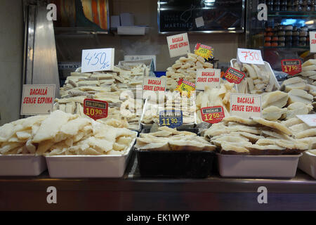 Bloquer la vente de conserves de poissons, le sel de la morue, dans le marché de la boqueria, Barcelone, Catalogne, Espagne Banque D'Images