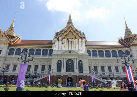 Chakri Maha Prasat dans le Grand Palais de Bangkok, Thaïlande, photographié le 22 février 2015. Le Grand Palais fut la résidence officielle des rois du Siam (Thaïlande) maintenant à Bangkok à partir de la fin du xviiie siècle jusqu'au milieu du 20e siècle. Les bâtiments de l'groupe Chakri dans le complexe du palace comprennent maintenant une salle du trône et deux bâtiments de l'aile au lieu de l'original 11 bâtiments. Photo : Alexandra Schuler/DPA - AUCUN FIL SERVICE - Banque D'Images