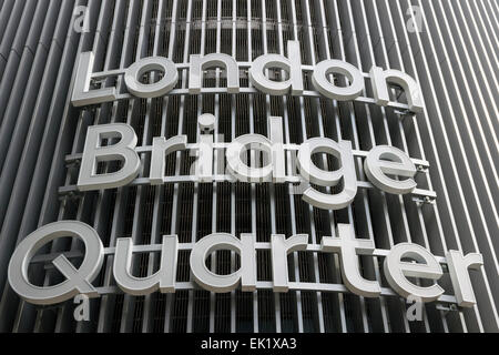 Le Pont de Londres Trimestre signe sur la construction, le Pont de Londres. Banque D'Images