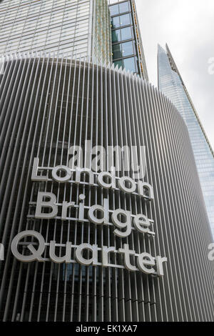 Le Pont de Londres Trimestre signe sur des capacités, London Bridge, Shard London en arrière-plan Banque D'Images