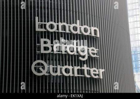 Le Pont de Londres Trimestre signe sur la construction, le Pont de Londres. Banque D'Images