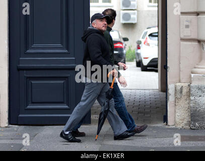 Entraîneur de chien Cesar Millan, star de l'émission de télé réalité 'Dog Whisperer avec Cesar Millan,' en vacances en Croatie avec un ami. Avec : Cesar Millan Où : Zagreb, Croatie Quand : 01 Oct 2014 Banque D'Images