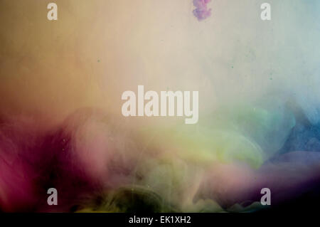 Encre de couleur violet créer des modèles de fumée dans l'eau Banque D'Images