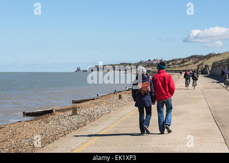 Herne Bay, Kent, UK. 5 avril, 2015. Le sunny Easter Bank Holiday weather attire les visiteurs à Herne Bay, Kent pour profiter de la mer. Credit : CBCK-Christine/Alamy Live News Banque D'Images