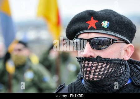 Belfast, en Irlande du Nord, Royaume-Uni. 5 avril, 2015. Un homme portant un uniforme paramilitaire noir, y compris des lunettes noires, écharpe et béret, dirige le parti de la couleur du parti socialiste républicain irlandais (étroitement affilié à l'Armée de libération nationale irlandaise interdits) Crédit : Stephen Barnes/Alamy Live News Banque D'Images