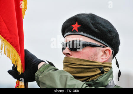 Belfast, en Irlande du Nord, Royaume-Uni. 5 avril, 2015. Un membre de la partie couleur du parti socialiste républicain irlandais (étroitement affilié à l'Armée de libération nationale irlandaise interdits) portant des uniformes paramilitaires y compris les bérets rouges, des lunettes noires et masques Crédit : Stephen Barnes/Alamy Live News Banque D'Images