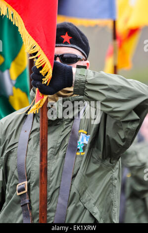 Belfast, en Irlande du Nord, Royaume-Uni. 5 avril, 2015. Un membre de la partie couleur du parti socialiste républicain irlandais (étroitement affilié à l'Armée de libération nationale irlandaise interdits) portant des uniformes paramilitaires notamment béret, lunettes noires et masque de visage. Crédit : Stephen Barnes/Alamy Live News Banque D'Images