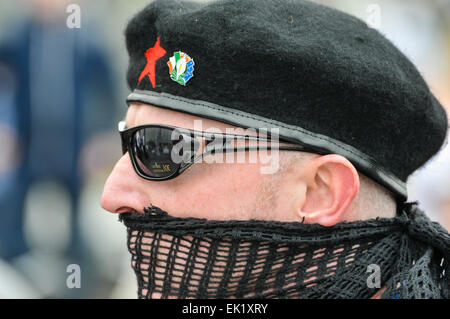 Belfast, en Irlande du Nord, Royaume-Uni. 5 avril, 2015. Un homme portant un uniforme paramilitaire noir, y compris des lunettes noires, écharpe et béret, dirige le parti de la couleur du parti socialiste républicain irlandais (étroitement affilié à l'Armée de libération nationale irlandaise interdits) Crédit : Stephen Barnes/Alamy Live News Banque D'Images