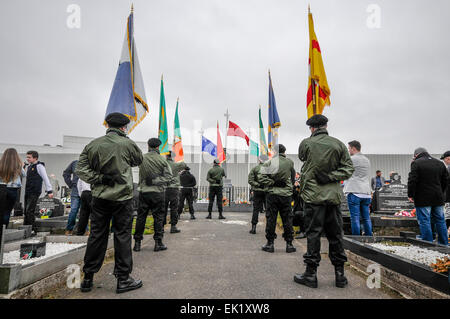 Belfast, en Irlande du Nord, Royaume-Uni. 5 avril, 2015. Les membres du parti de la couleur du parti socialiste républicain irlandais (étroitement affilié à l'Armée de libération nationale irlandaise interdits) portant des uniformes paramilitaires y compris les bérets rouges, des lunettes noires et de masques, honneur à leurs camarades tombés. Crédit : Stephen Barnes/Alamy Live News Banque D'Images