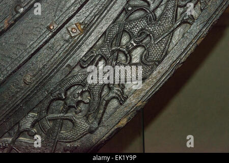 Détail de sculpture sur bois sur le navire Oseberg au Viking Ship Museum, Bygdøy, Oslo, Norvège. Banque D'Images