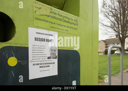 30 mars 2015 - Brighton : Poster campagne de protestation pour obtenir le conseiller de démissionner après sa défection du parti travailliste d'UKIP Banque D'Images