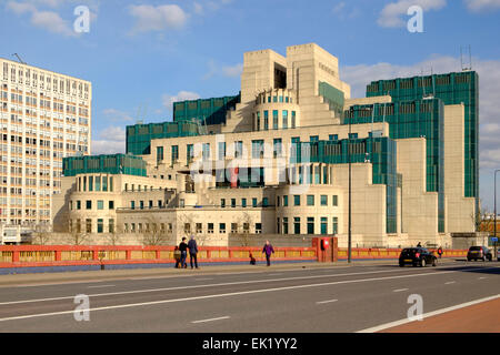 27 mars 2015 - Vauxhall, Londres : le bâtiment du siège des services de renseignements secrets britanniques - SIS ou MI6. Banque D'Images