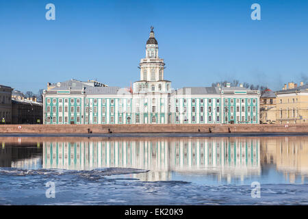 Saint-pétersbourg, Russie - 12 mars 2015 : Vue de la Kunstkamera sur la rivière Neva au printemps avec de la glace flottante Banque D'Images