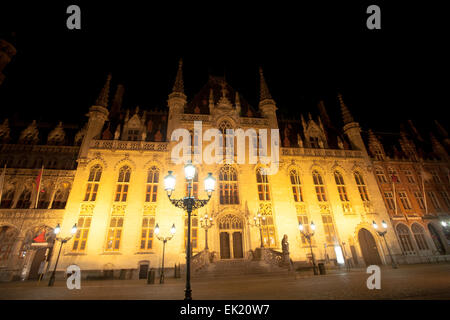 La Cour provinciale de nuit, de la place du marché, Bruges, Belgique Banque D'Images