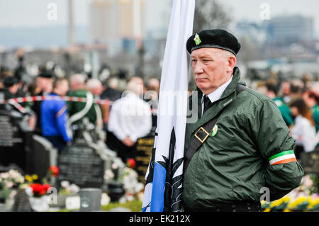 Belfast, en Irlande du Nord, Royaume-Uni. 5 avril, 2015. Un homme en uniforme de style paramilitaire est titulaire d'un drapeau comme l'Association nationale de tombes et le Sinn Fein commémorer le 99e anniversaire de l'Insurrection de Pâques en Irlande, Belfast Crédit : Stephen Barnes/Alamy Live News Banque D'Images