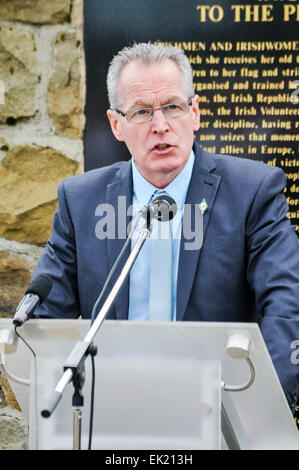 Belfast, en Irlande du Nord, Royaume-Uni. 5 avril, 2015. Gerry Kelly (Sinn Fein) donne le discours lors de la commémoration du 99e anniversaire de l'Insurrection de Pâques en Irlande, Belfast Crédit : Stephen Barnes/Alamy Live News Banque D'Images