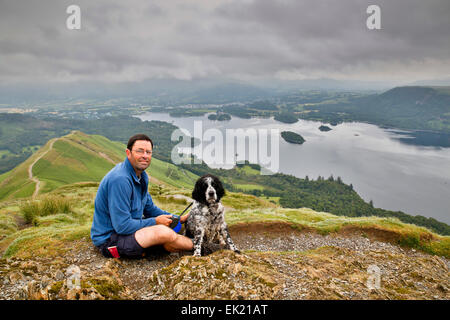 Cloches de chat ; l'homme et de Derwent Water Spaniel, Cumbria, Royaume-Uni Banque D'Images