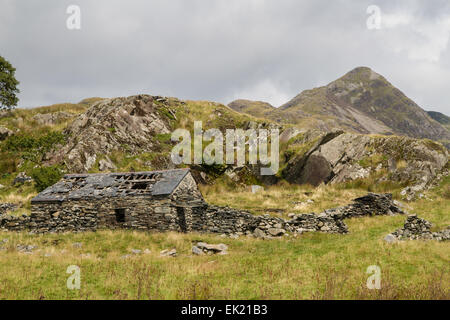 Dans la vallée de montagne Cnicht Croesor, Snowdonia. Maison en pierre à l'abandon ou agritourisme en premier plan. Banque D'Images