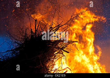 La veille de Pâques, feu de Neetze, Basse-Saxe, Allemagne Banque D'Images