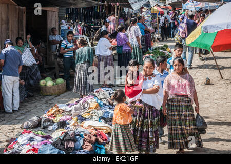 Le jour du marché sur la ville de Lanquin au Guatemala Banque D'Images