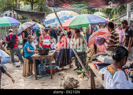 Le jour du marché sur la ville de Lanquin au Guatemala Banque D'Images