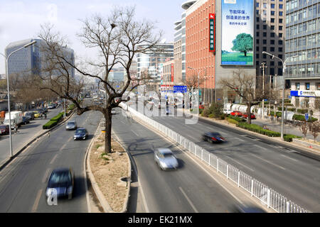 Beijing, Chine. 7 avr, 2012. Un seul arbre peut être vu sur un îlot sur une route express à Pékin, Chine, le 7 avril 2012. La Chine se classe au troisième rang parmi les pays les plus visités dans le monde entier. Photo : Jens Buettner/DPA - PAS DE FIL - SERVICE/dpa/Alamy Live News Banque D'Images