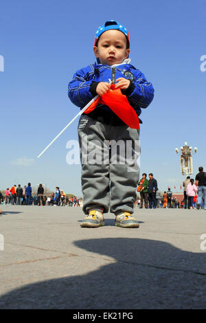 Beijing, Chine. 6 avr, 2012. Un garçon chinois se tient sur la Place Tian'anmen à Beijing, Chine, 6 avril 2012. La Chine se classe au troisième rang parmi les pays les plus visités dans le monde entier. Photo : Jens Buettner/DPA - PAS DE FIL - SERVICE/dpa/Alamy Live News Banque D'Images