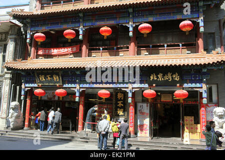 Beijing, Chine. 6 avr, 2012. Une rue commerçante à Dajie Qianmen à Pékin, Chine, le 6 avril 2012. La Chine se classe au troisième rang parmi les pays les plus visités dans le monde entier. Photo : Jens Buettner/DPA - PAS DE FIL - SERVICE/dpa/Alamy Live News Banque D'Images