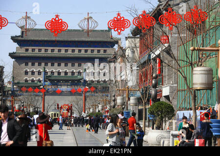 Beijing, Chine. 6 avr, 2012. Une rue commerçante à Dajie Qianmen à Pékin, Chine, le 6 avril 2012. La Chine se classe au troisième rang parmi les pays les plus visités dans le monde entier. Photo : Jens Buettner/DPA - PAS DE FIL - SERVICE/dpa/Alamy Live News Banque D'Images