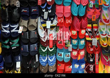 Beijing, Chine. 6 avr, 2012. Chaussures en plastique sont vendus par des marchands de rue dans le quartier historique de Beijing, Chine, 6 avril 2012. La Chine se classe au troisième rang parmi les pays les plus visités dans le monde entier. Photo : Jens Buettner/DPA - PAS DE FIL - SERVICE/dpa/Alamy Live News Banque D'Images