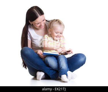 Heureuse Mère et enfant lire un livre ensemble Banque D'Images