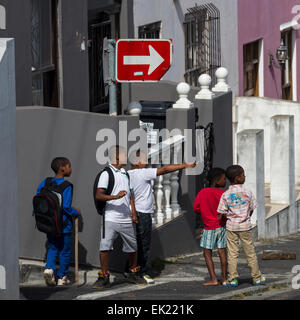 Les enfants en face de maisons de BoKaap, l'historique quartier musulman à Cape Town Banque D'Images