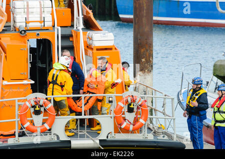 Bangor, comté de Down. 23/09/2012 - Sauvetage de Larne récupérer un corps (fictive) de la mer. Les Services d'urgence tenir l'opération "Diamond', un projet conjoint d'entraînement au large de la côte nord vers le bas. Banque D'Images