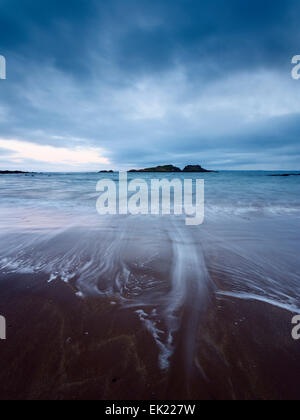 L'île de Fidra dans le Firth of Forth vus de Yellowcraigs beach, East Lothian, en Ecosse. Banque D'Images