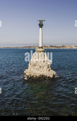 Monument aux navires coulés dans l'après-midi sur un fond de ciel clair Banque D'Images