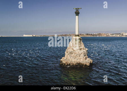 Monument aux navires coulés dans l'après-midi sur un fond de ciel bleu Banque D'Images