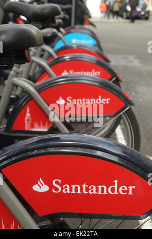 Londres, Royaume-Uni. 5 avril 2015. "Bleu de Londres Boris bikes" peint en rouge dans le cadre d'un contrat de sponsoring de 7 ans avec une valeur de Santander autour de £7m par année qui a commencé en avril 2015. Le service a 11 500 bicyclettes, exploité à partir de 742 stations réparties à travers la ville de Londres et arrondissements de Londres. Santander va payer £6.25m par an pour les droits et pour un montant de 1m € annuel pour promouvoir et développer le programme. Barclays Bank a été le premier parrain de 2010 à mars 2015, lorsque le service a été stigmatisée comme Barclays Cycle Hire. Crédit : David Mbiyu/ Alamy Live News Banque D'Images