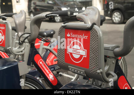 Londres, Royaume-Uni. 5 avril 2015. La marque Santander sur un dock Vélo Boris7ed dans Golden Square W1. "Bleu de Londres Boris bikes" peint en rouge dans le cadre d'un contrat de sponsoring de 7 ans avec une valeur de Santander autour de £7m par année qui a commencé en avril 2015. Le service a 11 500 bicyclettes, exploité à partir de 742 stations réparties à travers la ville de Londres et arrondissements de Londres. Crédit : David Mbiyu/ Alamy Live News Banque D'Images