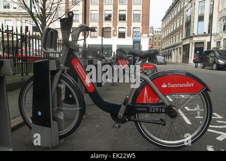 Londres, Royaume-Uni. 5 avril 2015. La marque Santander sur un Boris Bike amarré au Golden Square W1. "Bleu de Londres Boris bikes" peint en rouge dans le cadre d'un contrat de sponsoring de 7 ans avec une valeur de Santander autour de £7m par année qui a commencé en avril 2015. Le service a 11 500 bicyclettes, exploité à partir de 742 stations réparties à travers la ville de Londres et arrondissements de Londres. Crédit : David Mbiyu/ Alamy Live News Banque D'Images