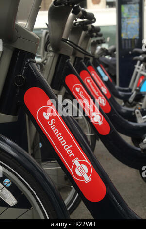 Londres, Royaume-Uni. 5 avril 2015. "Bleu de Londres Boris bikes" peint en rouge dans le cadre d'un contrat de sponsoring de 7 ans avec une valeur de Santander autour de £7m par année qui a commencé en avril 2015. Le service a 11 500 bicyclettes, exploité à partir de 742 stations réparties à travers la ville de Londres et arrondissements de Londres. Santander va payer £6.25m par an pour les droits et pour un montant de 1m € annuel pour promouvoir et développer le programme. Barclays Bank a été le premier parrain de 2010 à mars 2015, lorsque le service a été stigmatisée comme Barclays Cycle Hire. Crédit : David Mbiyu/ Alamy Live News Banque D'Images