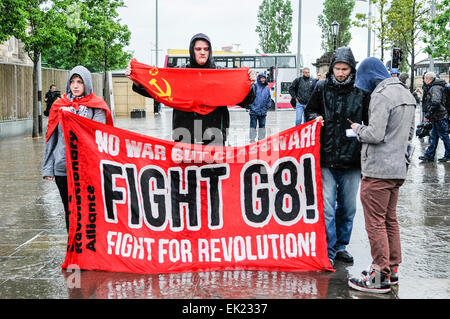 Belfast, Irlande du Nord. 15 juin 2013. Un drapeau soviétique marque socialistes ont pris part à une manifestation anti-G8 organisé par le Congrès irlandais des syndicats (ICTU) Banque D'Images